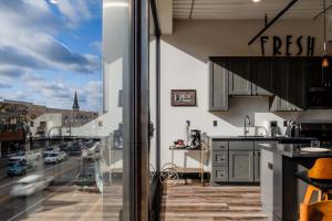 Penthouse City Overlook 2BR Apartment - free parking