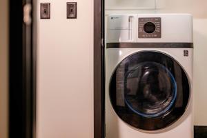 Penthouse City Overlook 2BR Apartment - free parking