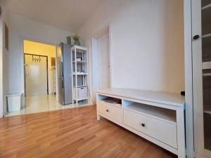 Park View City Center Location Apartment with Balcony