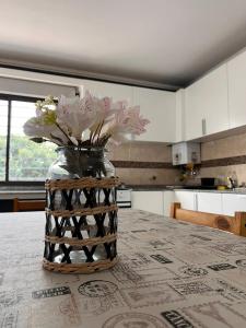 luminoso depto centrico con cochera a mts de complejo con pileta