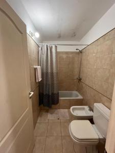 luminoso depto centrico con cochera a mts de complejo con pileta