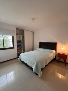 luminoso depto centrico con cochera a mts de complejo con pileta