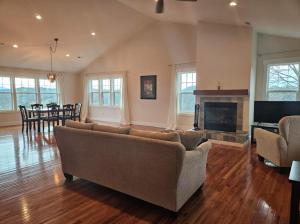 Spacious 5-Bedroom Mountain Farmhouse, Long-Range Views, 20 Minutes to Asheville