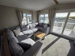 Luxury 3 bed sleeps 8 caravan with sea view