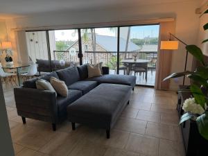 Premium 2-bedroom Condo in adorable Kona - Walk to Beaches Shops & Restaurants - Booking FAST