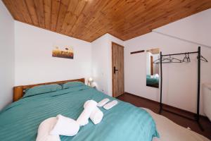 Travelers Nest by Casa Calatorului