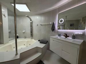 Suite acogedora con Red Room y Jacuzzi