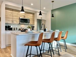Luxury 2 Bedroom Mountain View Condo