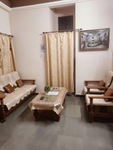 2 BR Homestay, Balcony, AC