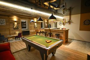 Privatisez un ancien hôtel Gîte de groupe La Truite d Or au bord de la rivière à partir de 39 euros pers nuit