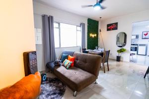 Apê Lindo 2 min da Praia com Garagem, 2 Qto e Lado Centro