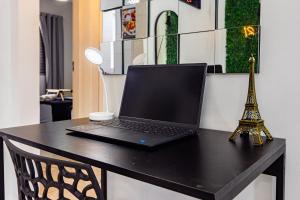 Apê Lindo 2 min da Praia com Garagem, 2 Qto e Lado Centro