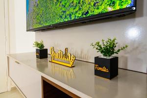 Apê Lindo 2 min da Praia com Garagem, 2 Qto e Lado Centro