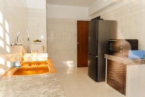 Large 2 bedroom apartment in prime location - 2 Balconies & private Parking