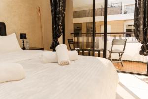 Large 2 bedroom apartment in prime location - 2 Balconies & private Parking