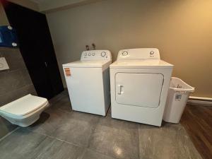 Entire floor in a Spacious bungalow ensuite close to beach and train