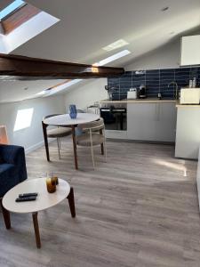 Cocon lumineux sous les toits de Nice