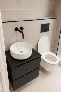 High street Edgware, shops, tube free parking