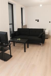 High street Edgware, shops, tube free parking