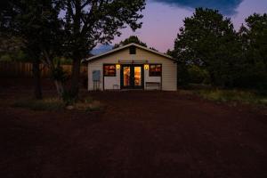 Cozy Cub Cabin, Wilderness Retreat Williams AZ near Grand Canyon, Fire pit