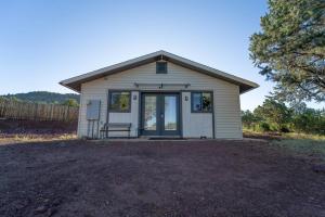 Cozy Cub Cabin, Wilderness Retreat Williams AZ near Grand Canyon, Fire pit