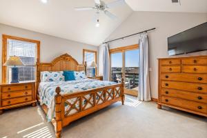 Spacious KDH Getaway with Views Near Beach & Shops