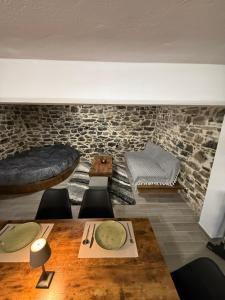 Stone house seta
