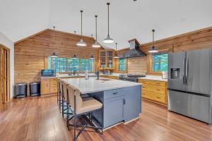 Gorgeous Lakefront Escape - New Renovations