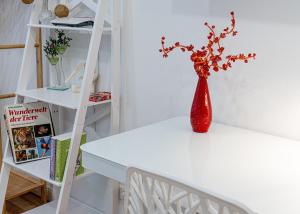 Augusta Prima für bis zu 7 Gäste- Stilvolles Apartment im Zentrum nahe Rathaus - Hochwertige Betten und Bettwäsche - Voll ausgestattete Küche - 4K Smart TV - Aufzug - Kostenlose Nacht Tiefgarage 20-30 bis 9-30 Uhr mit 28 Stellplätzen je nach Ver
