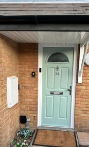 Modern 2 Bedroom House Near London City Airport, Excel, O2 & DLR with FREE Parking & Privet Entrance