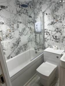 Modern 2 Bedroom House Near London City Airport, Excel, O2 & DLR with FREE Parking & Privet Entrance