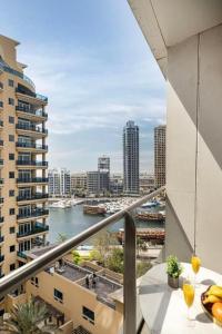 Sparkle Tower by Swarovski, Premium Full Marina View, 2min JBR & Metro, Sleeps 4