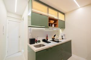 Modern Luxury Retreat steps from Copacabana Beach