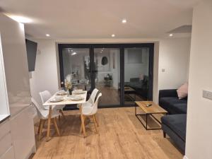 2Bed Ground Floor Apartment With Private Garden