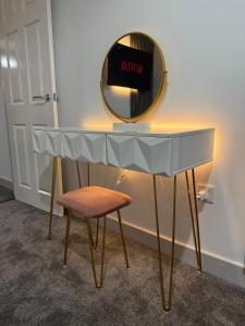 The Royal Suite 1BR Apartment Near Etihad Stadium & Coop Live