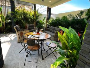 Intimate Oasis, 2 bedrooms Pool