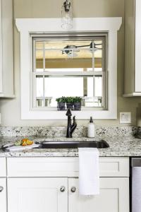 Olive Cottage Peaceful, Private Retreat