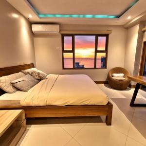 STAYLUXIA MANILABAYVIEW - FEATURING 1 - 5 BEDROOM SUITES WITH BALCONY POOL BAYVIEWS NETFLIX - Housekeeping Available-