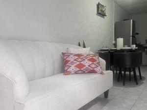 Apto en Santa Ana con AC