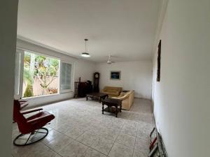 Bela casa em Guarujá à 300 metros da praia