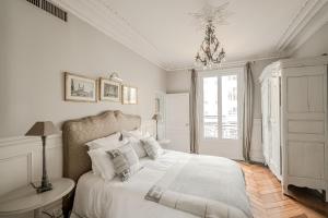 AC 3bds Apt with arc de triomphe view & terrace