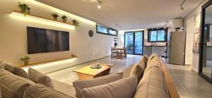 Green Nest, Loft with private garden-Free Parking- Fast WiFi- Netflix