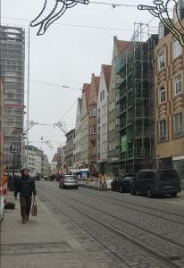 Augusta Prima für bis zu 7 Gäste- Stilvolles Apartment im Zentrum nahe Rathaus - Hochwertige Betten und Bettwäsche - Voll ausgestattete Küche - 4K Smart TV - Aufzug - Kostenlose Nacht Tiefgarage 20-30 bis 9-30 Uhr mit 28 Stellplätzen je nach Ver