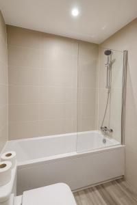 Cozy Two Bed with Juliet Balcony and Free Secure Parking