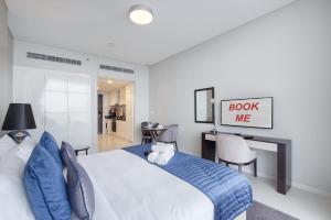 Free housekeeping visits during your stay - StayShort - Cozy Damac Hills Studio for 2 with Pool Access