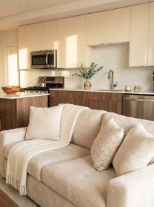 Boulevard Stays Just 5 Minutes from Magnificent Mile and River North 06