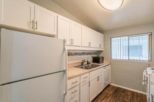 Spacious 2 Bedroom, 2 Bath, Pool, Free Parking, Gym