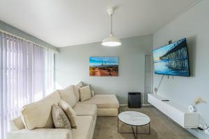 Spacious 2 Bedroom, 2 Bath, Pool, Free Parking, Gym