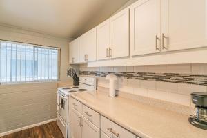 Spacious 2 Bedroom, 2 Bath, Pool, Free Parking, Gym