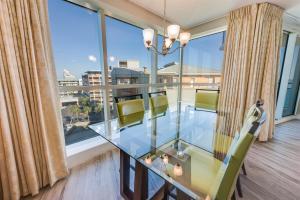 New Corner 6th FLOOR, Floor to Ceiling Glass Views